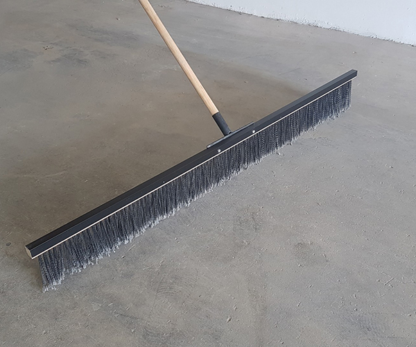 Escobas y cepillos de limpieza en nuestra tienda