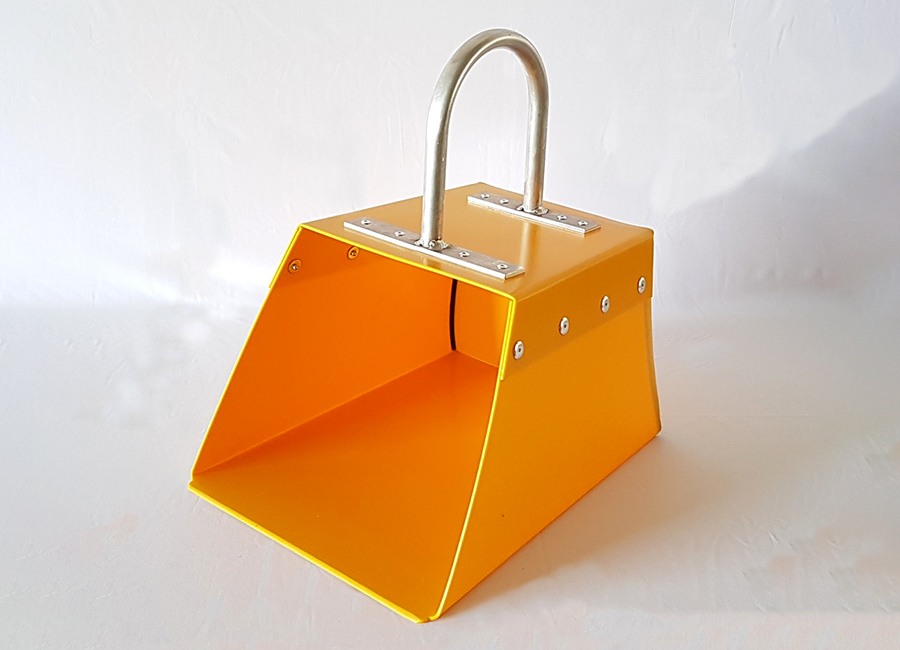 Recogedor de basura en uso en un entorno doméstico